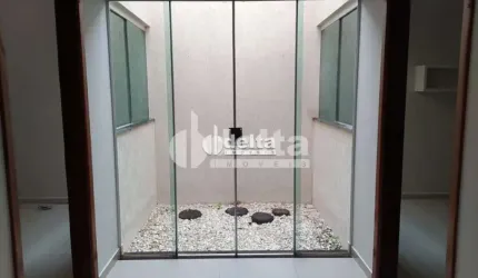 Casa residencial disponível para locação e venda no bairro Alto Umuarama em Uberlândia-MG