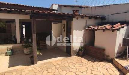 Casa residencial disponível para venda no bairro Santa Mônica em Uberlândia-MG
