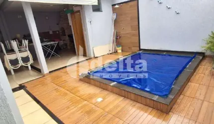 Casa residencial disponível para venda no bairro Alto Umuarama em Uberlândia-MG
