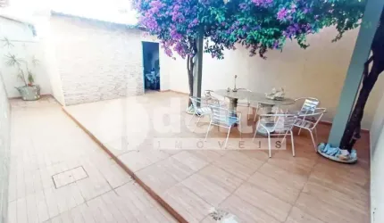 Casa residencial disponível para venda no bairro Cidade Jardim em Uberlândia-MG.