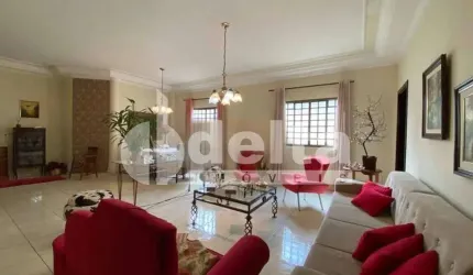 Casa residencial disponível para venda no bairro Jardim Karaíba em Uberlândia-MG