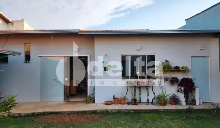 Casa residencial disponível para venda no bairro Alto Umuarama em Uberlândia-MG