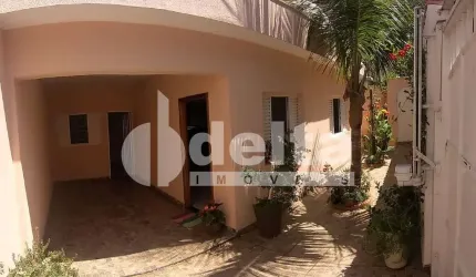 Casa residencial disponível para venda no bairro Saraiva em Uberlândia-MG.