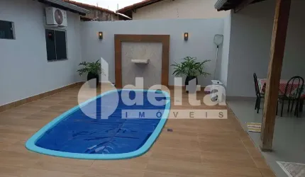 Casa residencial disponível para venda no bairro Cidade Jardim em Uberlândia-MG.