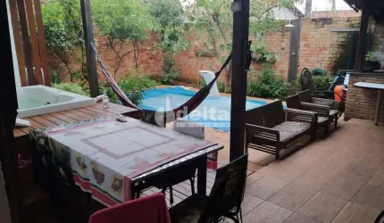 Casa residencial disponível para locação e venda no bairro Santa Luzia em Uberlândia-MG
