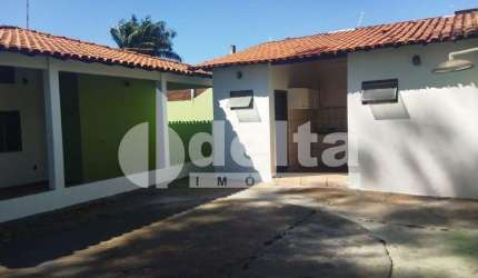 Casa residencial disponível para venda no bairro Cidade Jardim em Uberlândia-MG.
