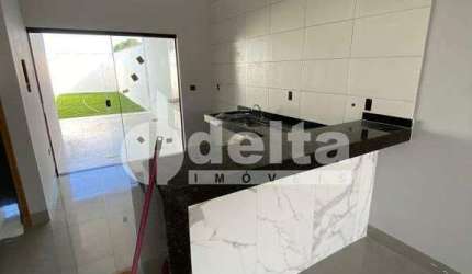 Casa residencial disponível para venda no bairro Marta Helena  em Uberlândia-MG