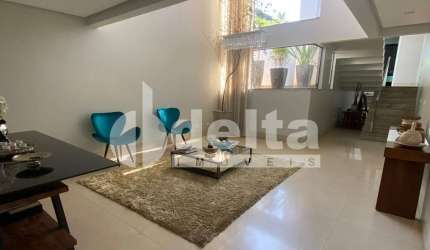 Casa residencial disponível para venda no bairro Jardim Colina em Uberlândia-MG
