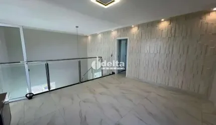 Cobertura disponível para locação e venda no bairro Copacabana em Uberlândia-MG