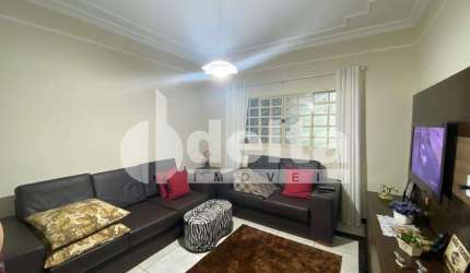 Casa residencial disponível para venda no bairro Alto Umuarama em Uberlândia-MG