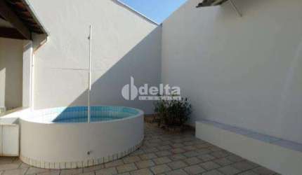 Casa residencial disponível para locação e venda no bairro Brasil em Uberlândia-MG