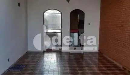 Casa residencial disponível para venda no bairro Brasil em Uberlândia-MG