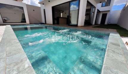 Casa residencial disponível para locação e venda no bairro Grand Ville em Uberlândia - MG.
