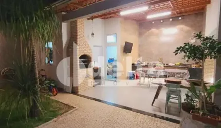 Casa residencial disponível para venda no bairro Santa Rosa em Uberlândia-MG