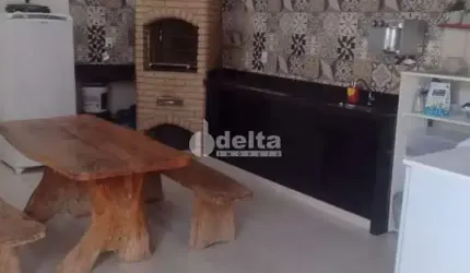 Casa residencial disponível para venda no bairro Jardim Califórnia em Uberlândia-MG