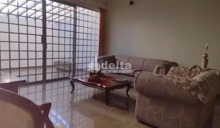 Casa residencial disponível para venda no bairro Saraiva em Uberlândia-MG.