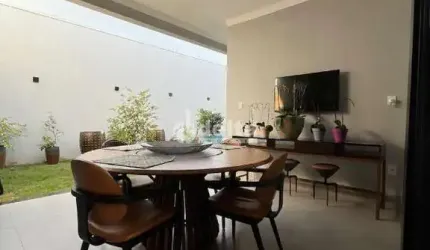 Casa residencial disponível para venda no bairro Alto Umuarama em Uberlândia-MG