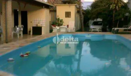Casa residencial disponível para venda no bairro Presidente Roosevelt em Uberlândia-MG