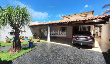 Casa residencial disponível para venda no bairro Alto Umuarama em Uberlândia-MG