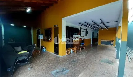 Casa residencial disponível para venda no bairro Granada em Uberlândia-MG