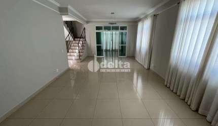 Casa no condomínio Jardins Barcelona disponível para venda em Uberlândia-MG