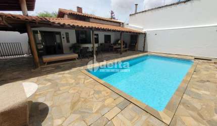 Casa residencial disponível para venda no bairro Morada da Colina em Uberlândia-MG.
