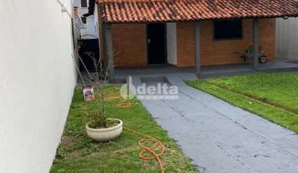 Casa residencial disponível para venda no bairro Jardim Finotti em Uberlândia-MG