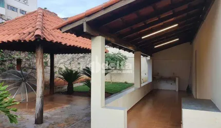Casa Residencial disponível para venda no bairro Santa Mônica em Uberlândia-MG