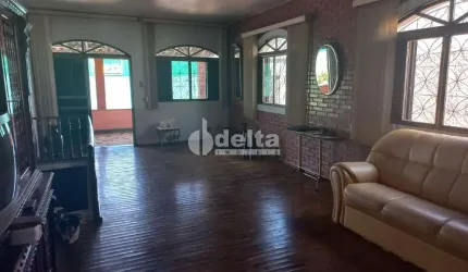 Casa disponível para venda no bairro Osvaldo Resende em Uberlândia-MG