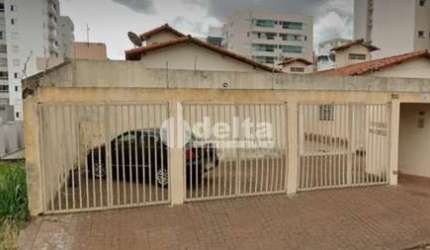 Casa de colônia disponível para venda no bairro Morada da Colina em Uberlândia-MG.