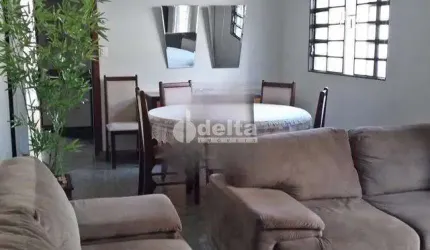 Casa Residencial disponível para venda no bairro Santa Mônica em Uberlândia-MG