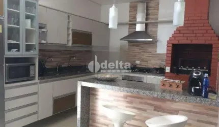 Casa Residencial disponível para venda no bairro Santa Mônica em Uberlândia-MG