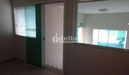 Casa comercial e residencial disponível para locação e venda no bairro Brasil em Uberlândia-MG