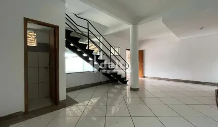 Casa residencial disponível para venda no bairro Jardim Holanda em Uberlândia - MG.