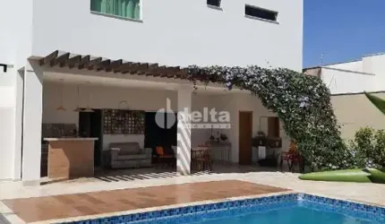Casa residencial disponível para locação e venda no bairro Jardim Karaíba em Uberlândia-MG