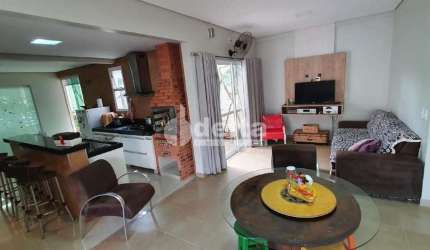 Casa no condomínio Carmel disponível para venda em Uberlândia-MG