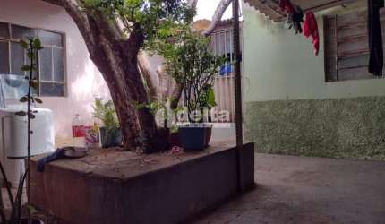 Casa residencial disponível para venda no bairro Presidente Roosevelt em Uberlândia-MG