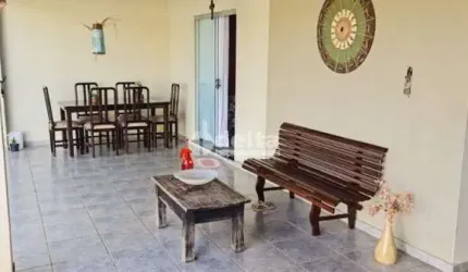 Casa disponível para locação e venda no bairro Santa Mônica em Uberlândia-MG