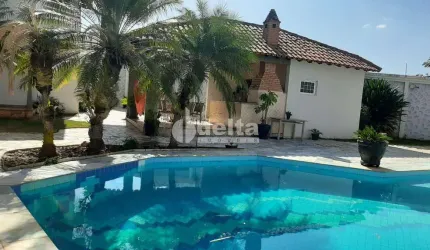 Casa residencial disponível para locação e venda no bairro Cidade Jardim em Uberlândia-MG
