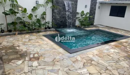 Casa residencial disponível para venda no bairro Jardim Karaíba em Uberlândia-MG