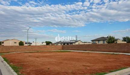 Terreno de esquina disponível para venda 446,97 m² no bairro Gávea em Uberlândia-MG