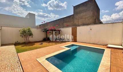 Casa residencial disponível para venda no bairro Alto Umuarama em Uberlândia-MG