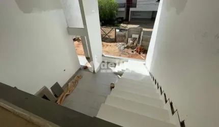 Casa no condomínio Jardins Roma disponível para venda em Uberlândia-MG
