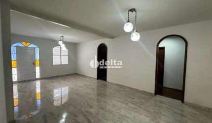 Casa residencial disponível para venda no bairro Centro em Uberlândia-MG