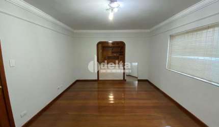 Casa residencial disponível para venda no bairro Centro em Uberlândia-MG