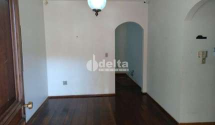 Casa residencial disponível para venda no bairro Tabajaras em Uberlândia-MG