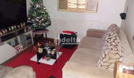 Casa residencial disponível para venda no bairro Marta Helena  em Uberlândia-MG