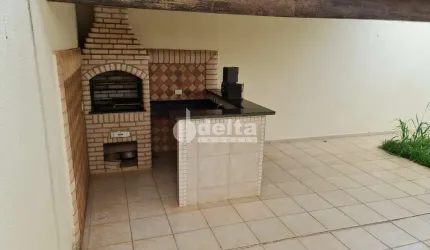 Casa residencial disponível para venda no bairro Alto Umuarama em Uberlândia-MG