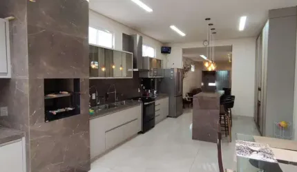 Casa residencial  disponível para venda no bairro Santa Mônica em Uberlândia-MG