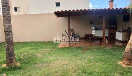 Casa residencial  disponível para venda no bairro Santa Mônica em Uberlândia-MG